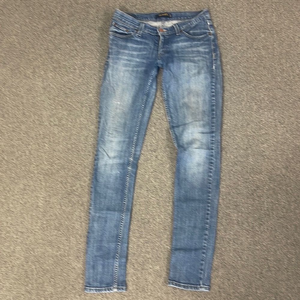 Levi’s women’s size 5, long and black long sleeved cropped top!